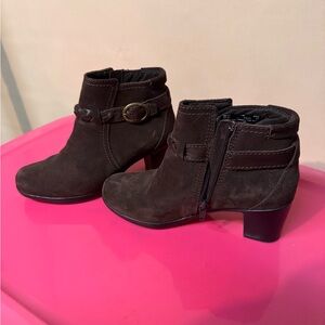 Women’s Clarks Dark Brown Suede Ankle Booties with Block Heel & Zip Size 5.5 New